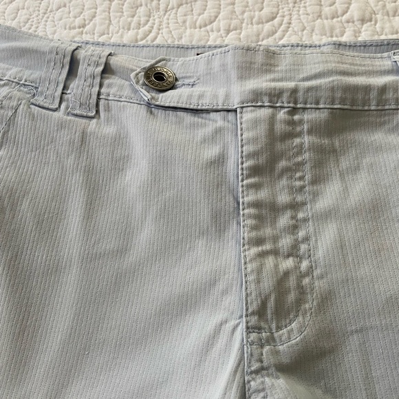 Gloria Vanderbilt Bermuda Shorts Light Blue Pin Stripe Flat Front Size 6 - Picture 5 of 13